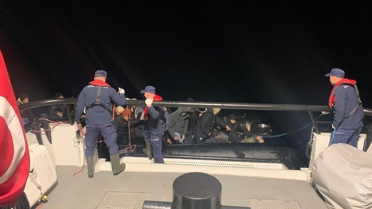 İzmir açıklarında motor arızası yaşayan lastik botlardaki 68 düzensiz göçmen kurtarıldı