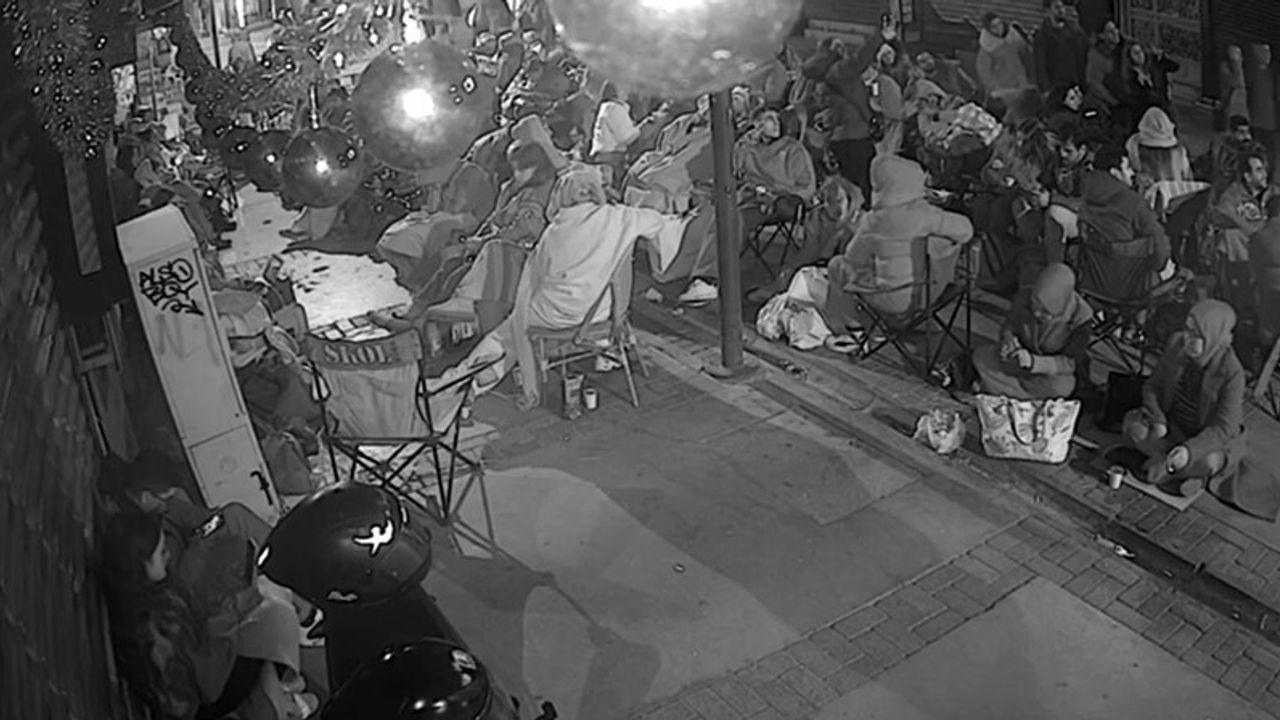 İzmir Alsancak'ta kozmetik indirimi: Vatandaşlar battaniye ve kamp sandalyeleriyle sabahladı