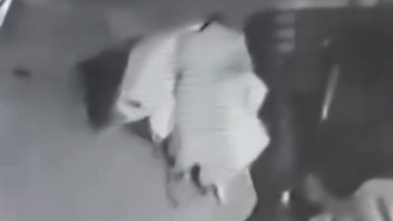 İzmir Buca'da balkon halısı hırsızlığı güvenlik kamerasına yansıdı