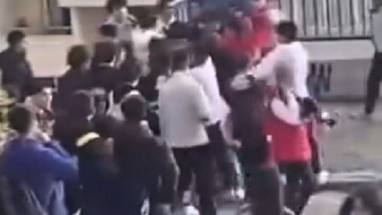 İzmir Buca'da öğrenciler arasında sokak kavgası