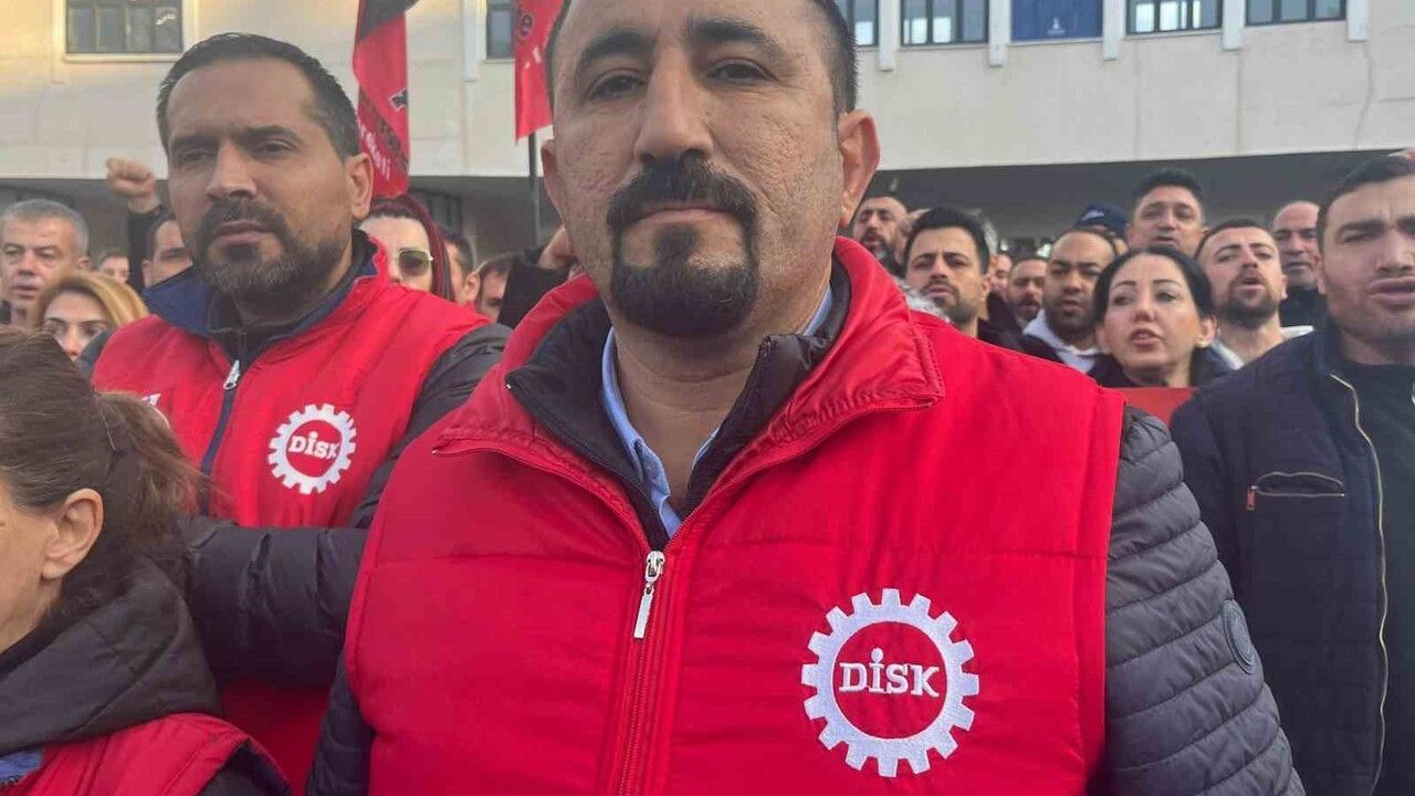 İzmir Büyükşehir işçileri çıplak ayakla yürüdü: Dört aydır ödenmeyen haklar protesto edildi