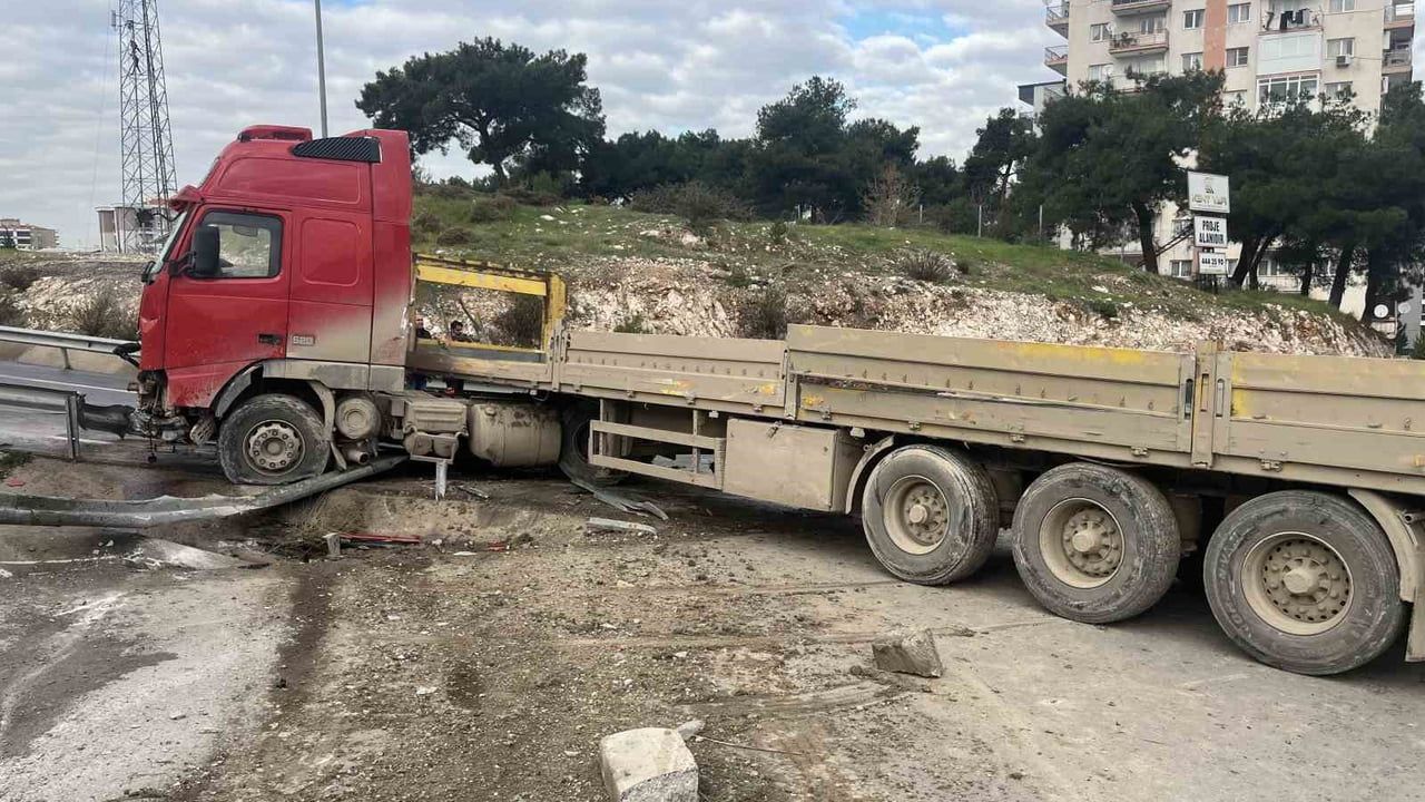 İzmir Çevre Yolu'nda tır bariyerleri aşıp karşı şeride geçti; sürücü hafif yaralandı