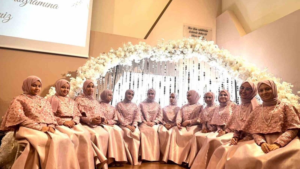 İzmir'de 12 genç hafize icazetlerini aldı