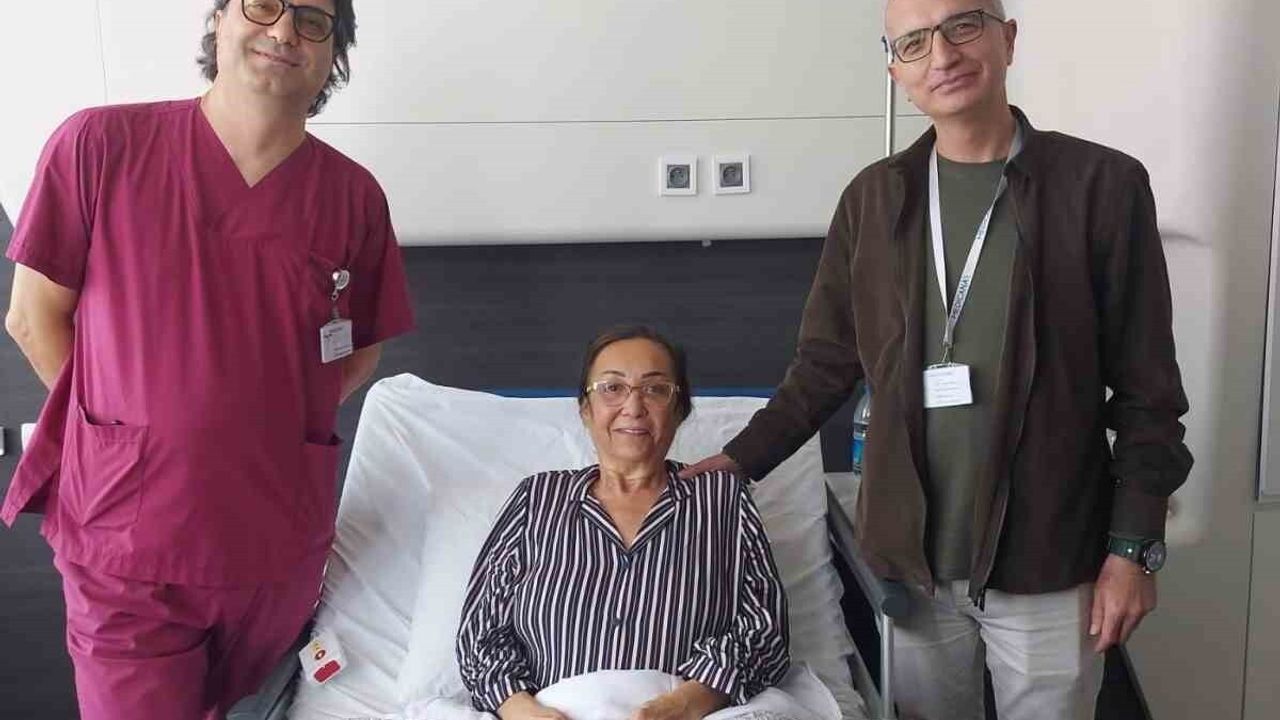 İzmir'de 2.3 cm'lik hipofiz tümörü endoskopik yöntemle çıkarıldı, hasta görme şikayetiyle başvurmuştu