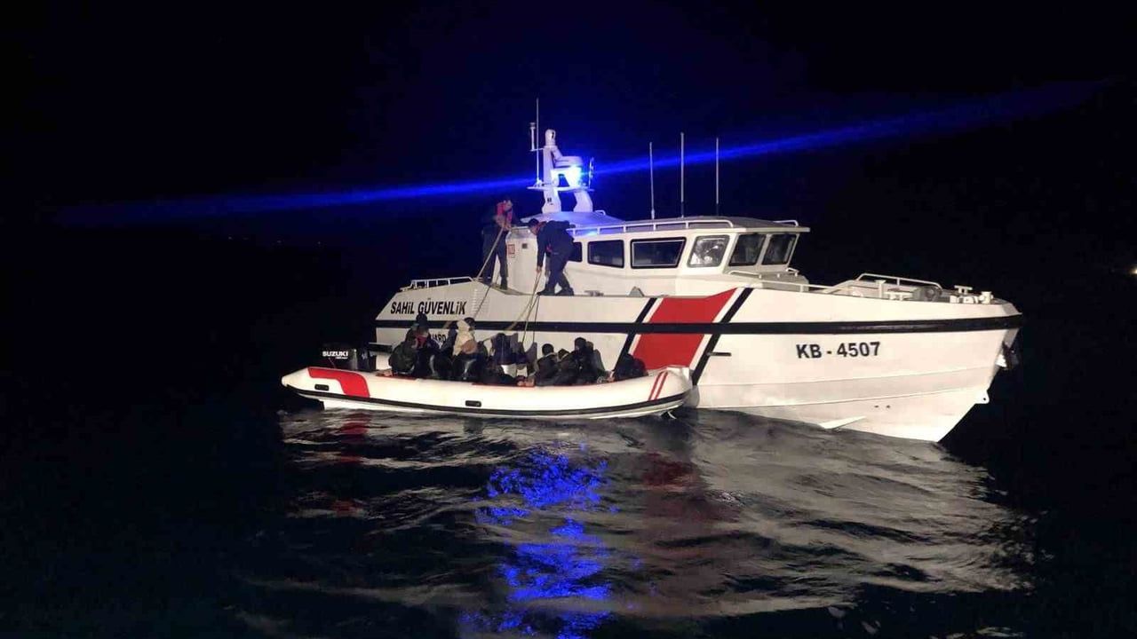 İzmir'de 24 saatte 99 düzensiz göçmen yakalandı, 3 kaçakçı şüphelisi gözaltında