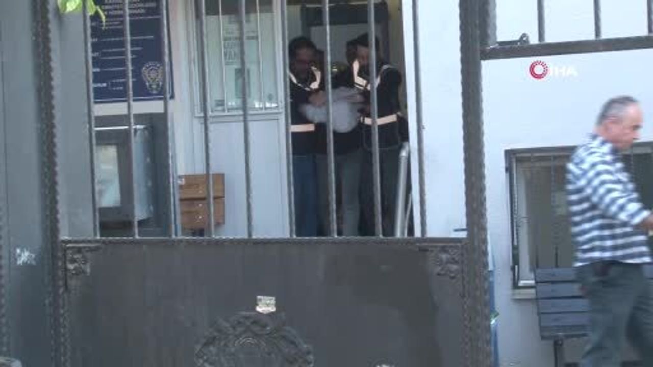 İzmir'de 3 yaşındaki çocuğunun boğazına bıçak dayayan baba ev hapsiyle tahliye edildi
