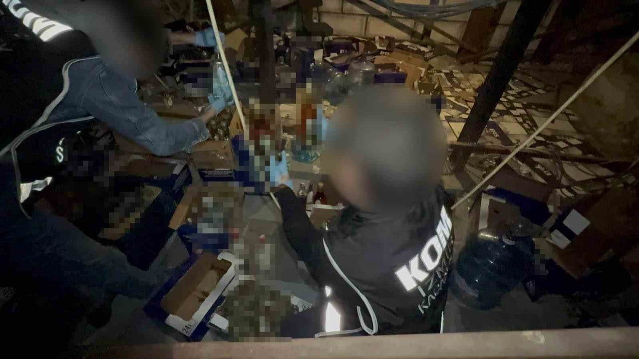 İzmir'de 9 ilçede kaçakçılık operasyonu: Sahte içki ve kaçak ürün ele geçirildi, 3 tutuklama