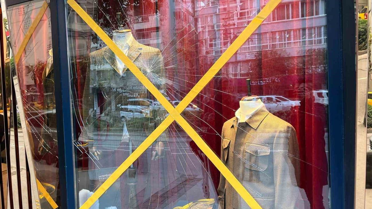 İzmir'de alkollü olduğu öne sürülen travesti iş yeri vitrinini başıyla kırdı