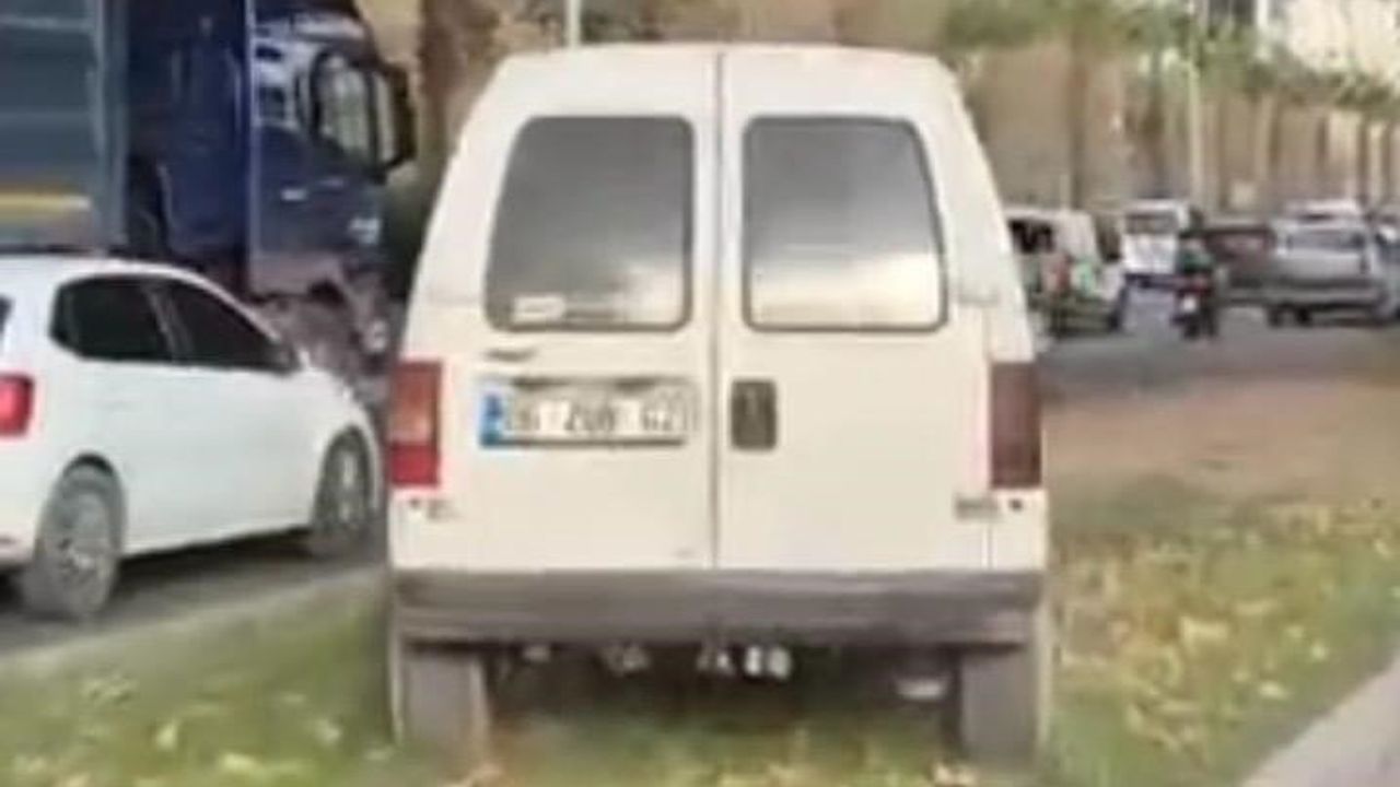 İzmir'de Ankara Caddesi'nde orta refüjü kullanan sürücüye 10 bin 473 TL para cezası, sürücü belgesine 2 ay el konuldu