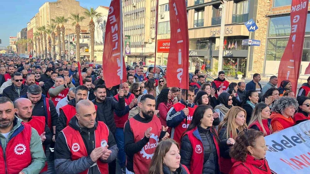 İzmir'de belediye şirketleri işçileri yarım gün iş bıraktı — Ödeme krizi ve işe iade talebi