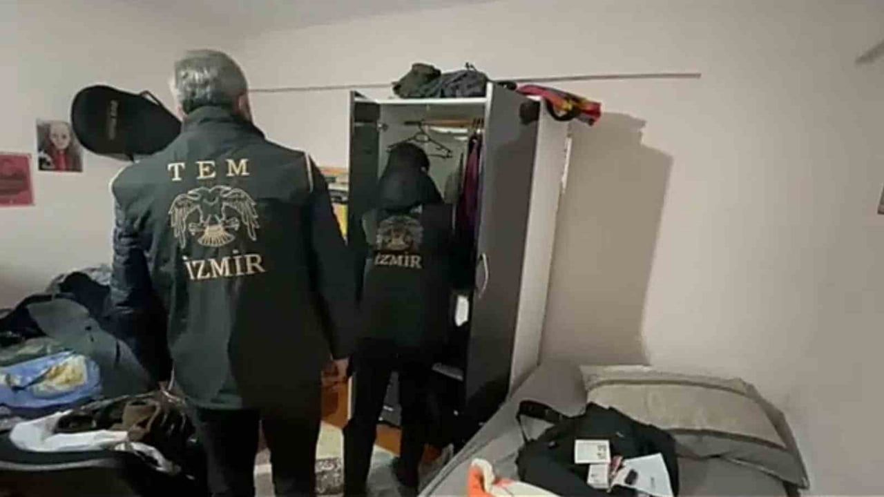 İzmir’de DEAŞ Operasyonu: 40 Gözaltı ve Çok Sayıda Silah ile Dijital Materyal Ele Geçirildi