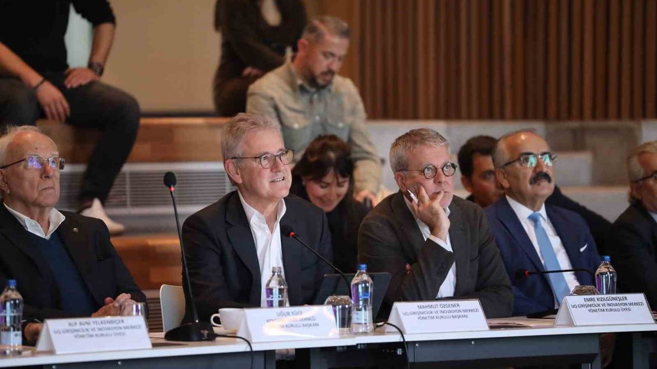 İzmir’de eğitimciler 'Dijital Deneyim Merkezi'ni tanıttı: 2026 hedefiyle daha fazla çocuğa teknoloji eğitimi