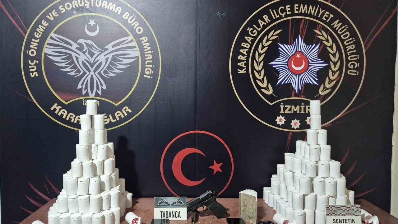 İzmir'de iki sevgili binlerce uyuşturucu hapla yakalandı ve tutuklandı