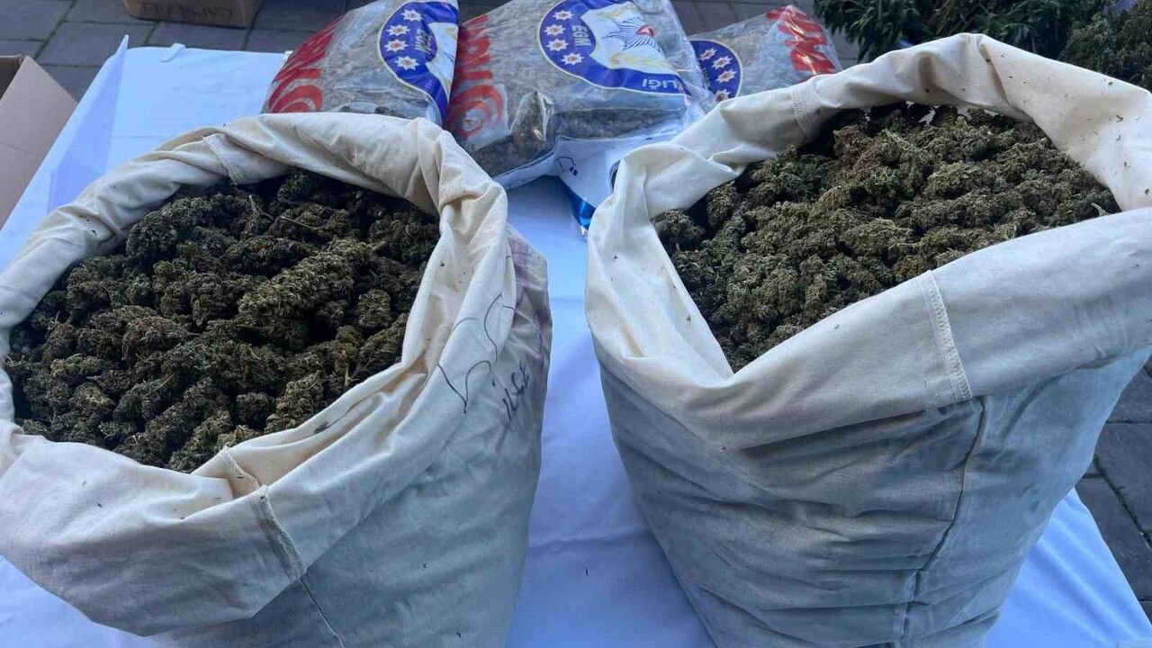 İzmir'de Narkotik Operasyonunda 3 Milyon 166 Bin 874 Sentetik Ecza Ele Geçirildi, 46 Tutuklama