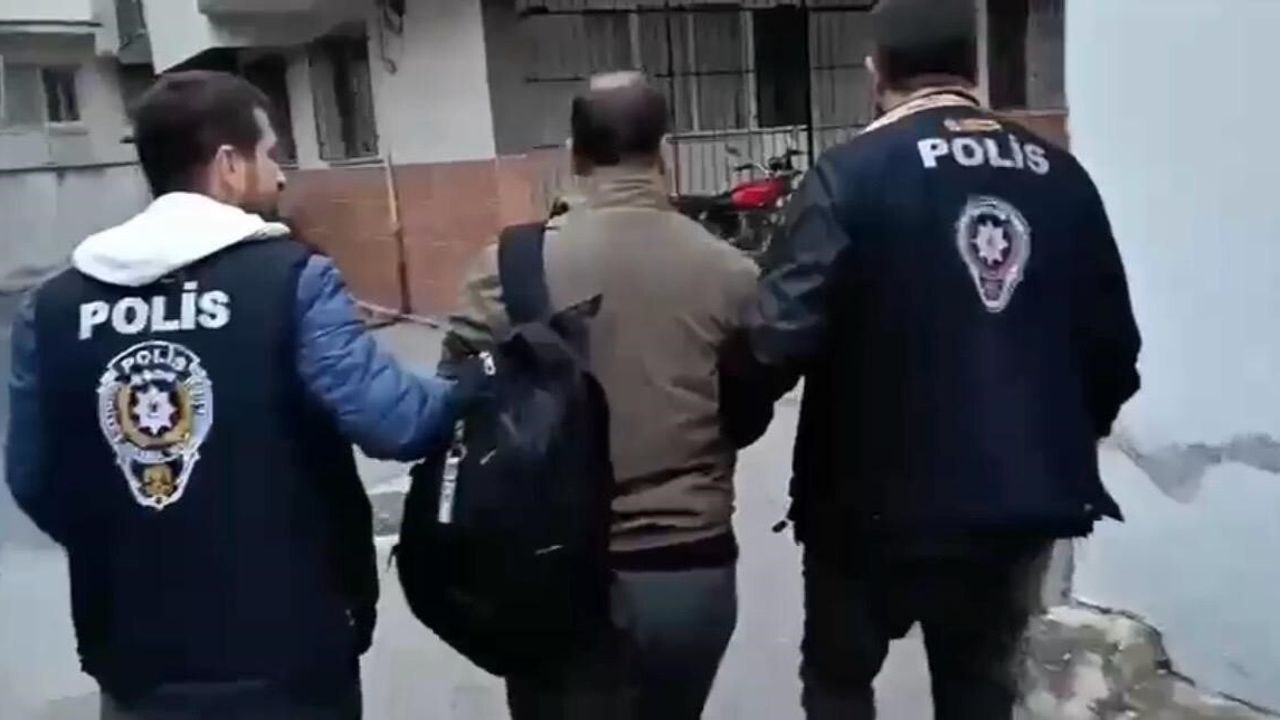 İzmir'de Siber ve İstihbarat Polisinden Koordineli Operasyon: 4 Firari Dolandırıcı Yakalandı