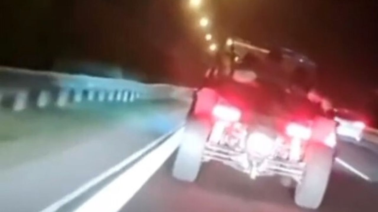 İzmir'de tehlikeli şerit değişiklikleri yapan sürücü polis tarafından yakalandı