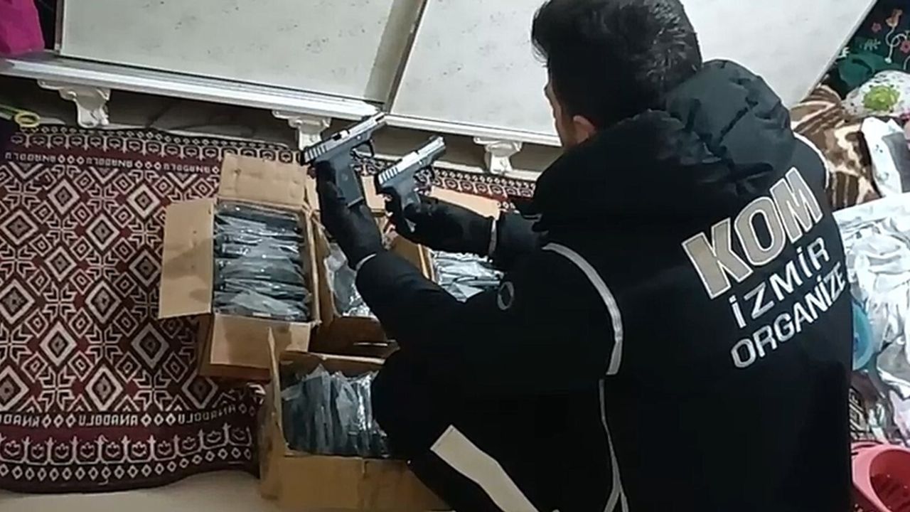 İzmir’de yasa dışı silah ticareti operasyonu: 67 tabanca ele geçirildi, 1 tutuklama