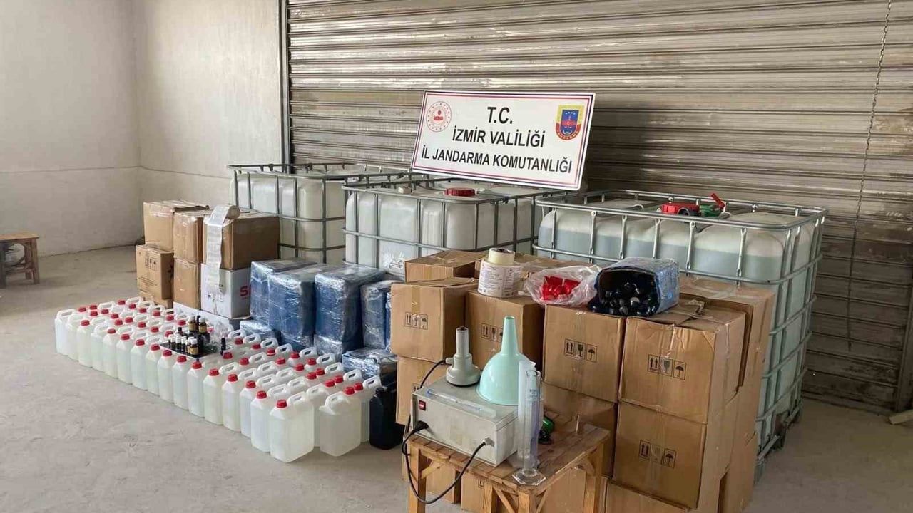 İzmir'de yılbaşı öncesi 3 bin 360 litre kaçak etil alkol ele geçirildi; 8 şüpheli hakkında işlem