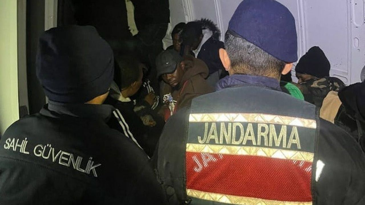 İzmir Dikili'de 27 düzensiz göçmen ve 4 göçmen kaçakçısı yakalandı