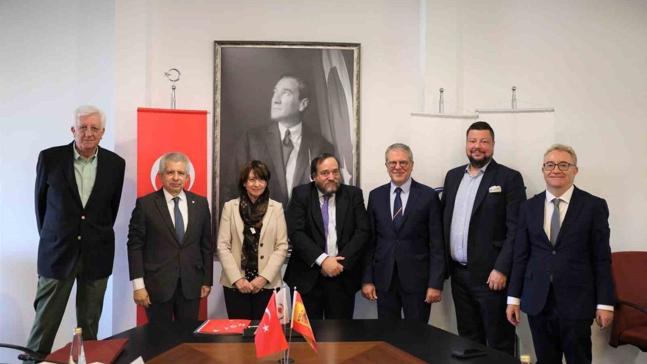 İzmir Ekonomi Üniversitesi ile Cervantes Enstitüsü arasında eğitim ve kültür iş birliği protokolü