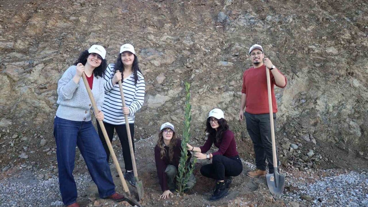 İzmir Ekonomi Üniversitesi'nde 'Toprak Olmadan Hayat Olmaz' etkinliği: Güzelbahçe kampüsüne defne fidanları dikildi
