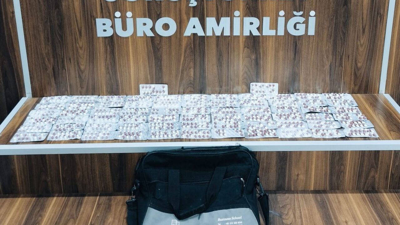 İzmir Gaziemir'de uyuşturucu operasyonu: 894 adet hap ele geçirildi