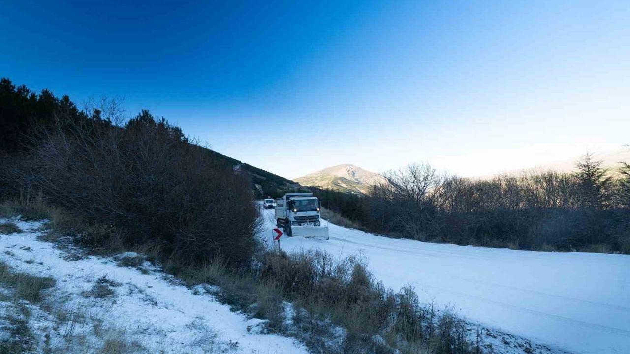 İzmir'in yüksek kesimlerinde karla mücadele: Ödemiş, Tire, Beydağ ve Kemalpaşa'da yol açma ve tuzlama çalışmaları