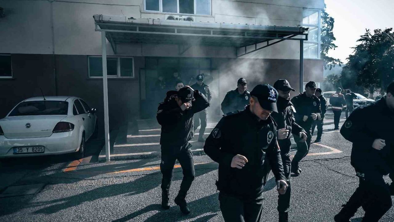 İzmir İtfaiyesi, Buca’daki Rüştü Ünsal Polis Meslek Yüksekokulu’nda Yangın Tatbikatı Düzenledi