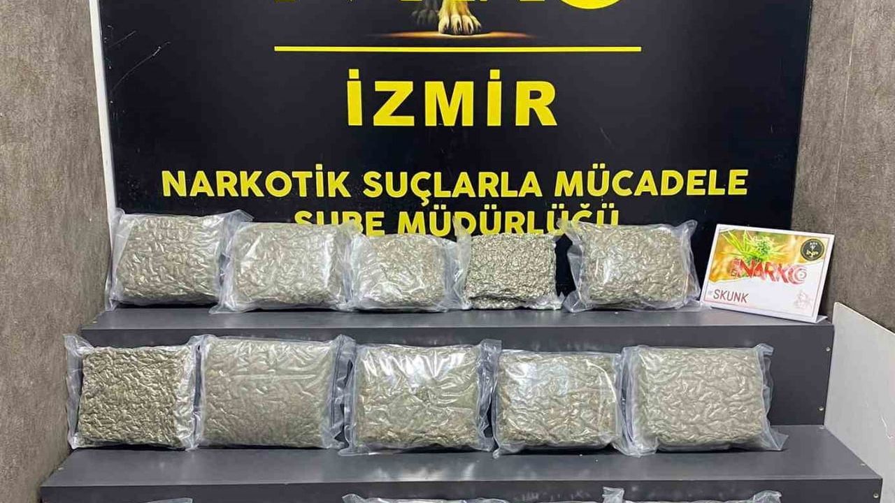 İzmir Kemalpaşa'da araçta 21 kilo 200 gram skank ele geçirildi