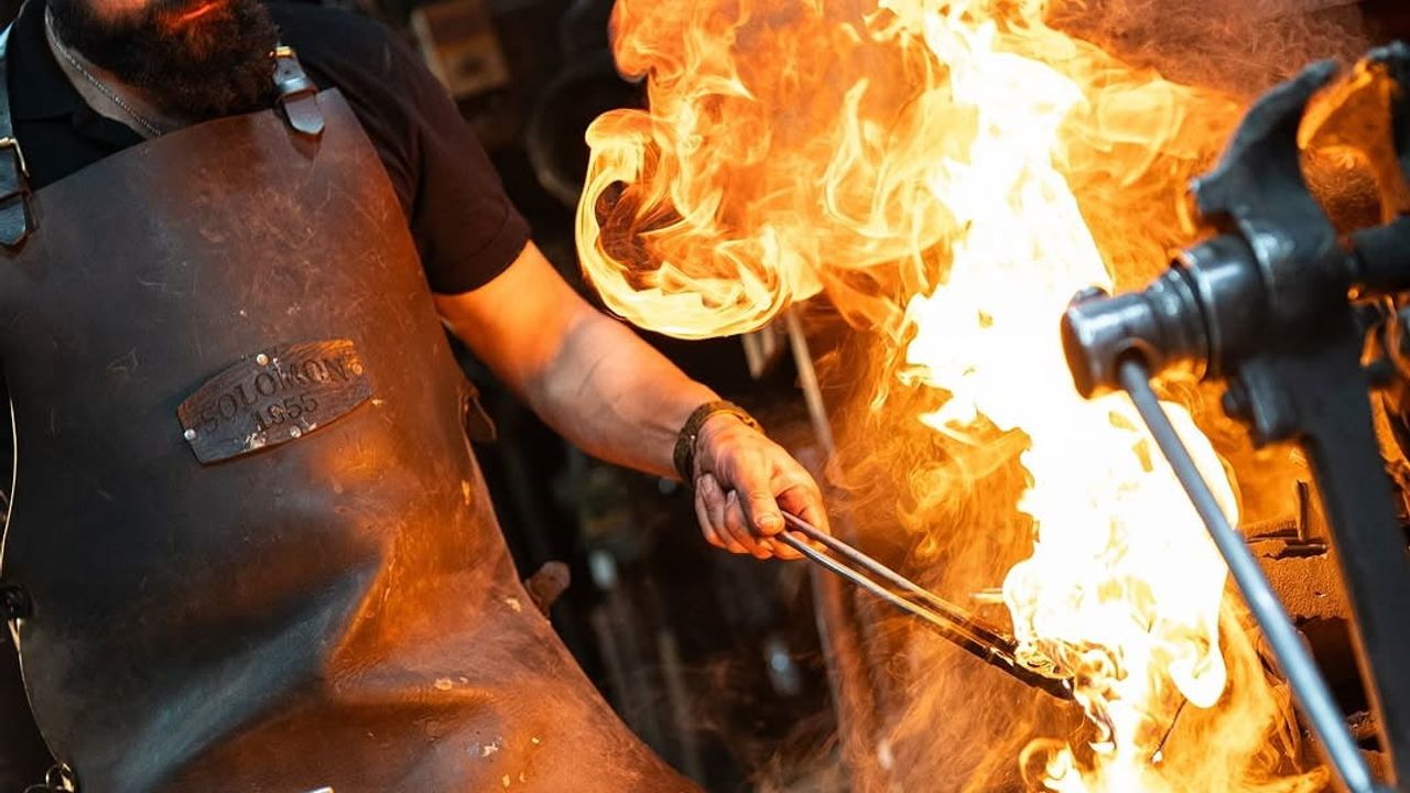 İzmir Kemeraltı'nda Sıcak Demir Ustalığı: Anadolu'nun Son Zanaatkarları