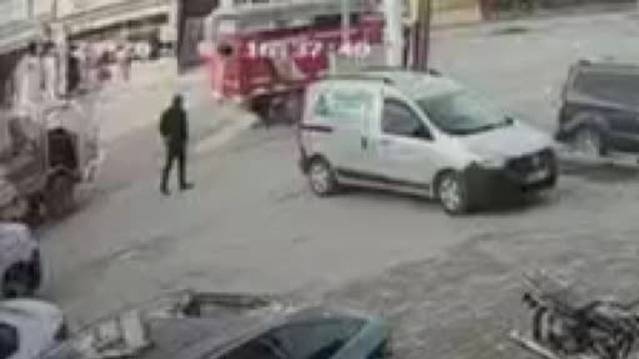 İzmir Kiraz'da U dönüşü kazası: 17 yaşındaki lise öğrencisi ağır yaralandı