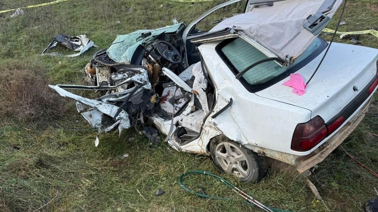 İzmir Menderes’te iki otomobil çarpıştı: 1 kişi hayatını kaybetti, 1 kişi yaralandı