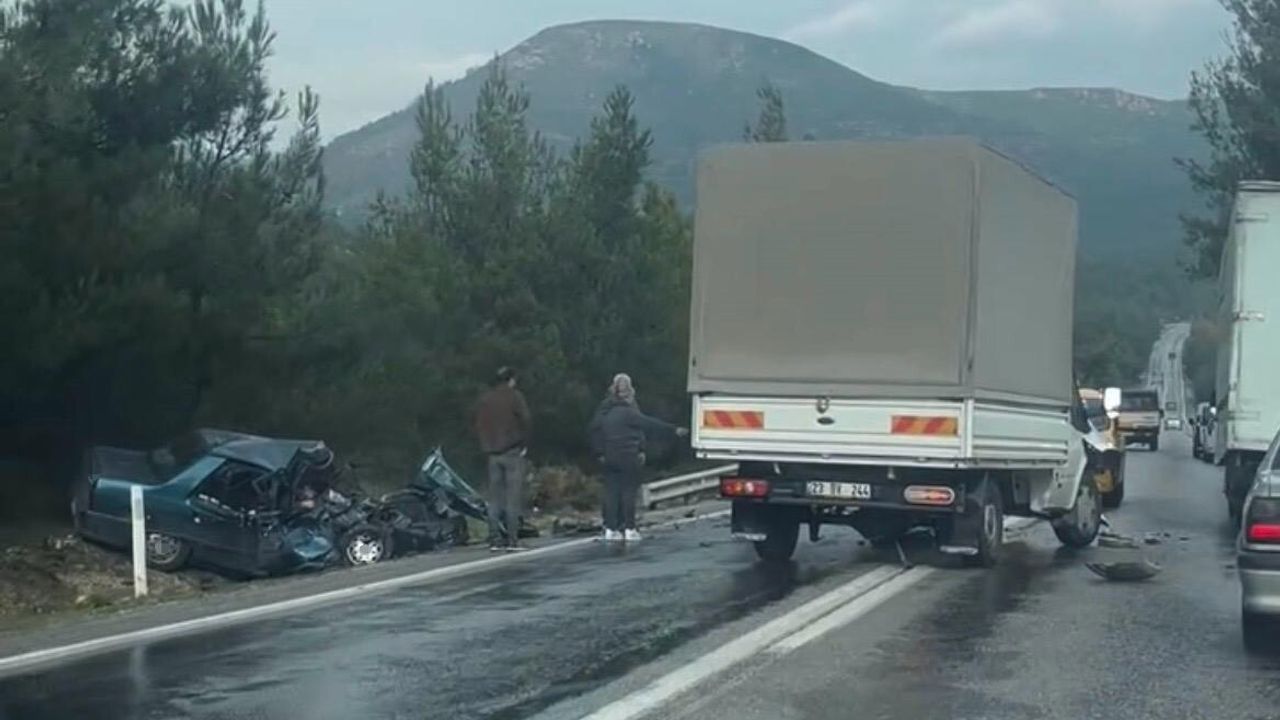İzmir Menderes'te kamyonet ile otomobilin kafa kafaya çarpışması: 2 ölü, 2 yaralı