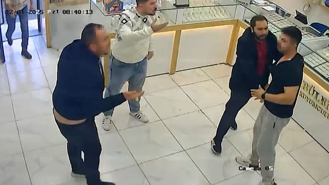 İzmir Menderes'te Kuyumcu Kavgası: Müşteri Tartışması Güvenlik Kamerasına Yansıdı
