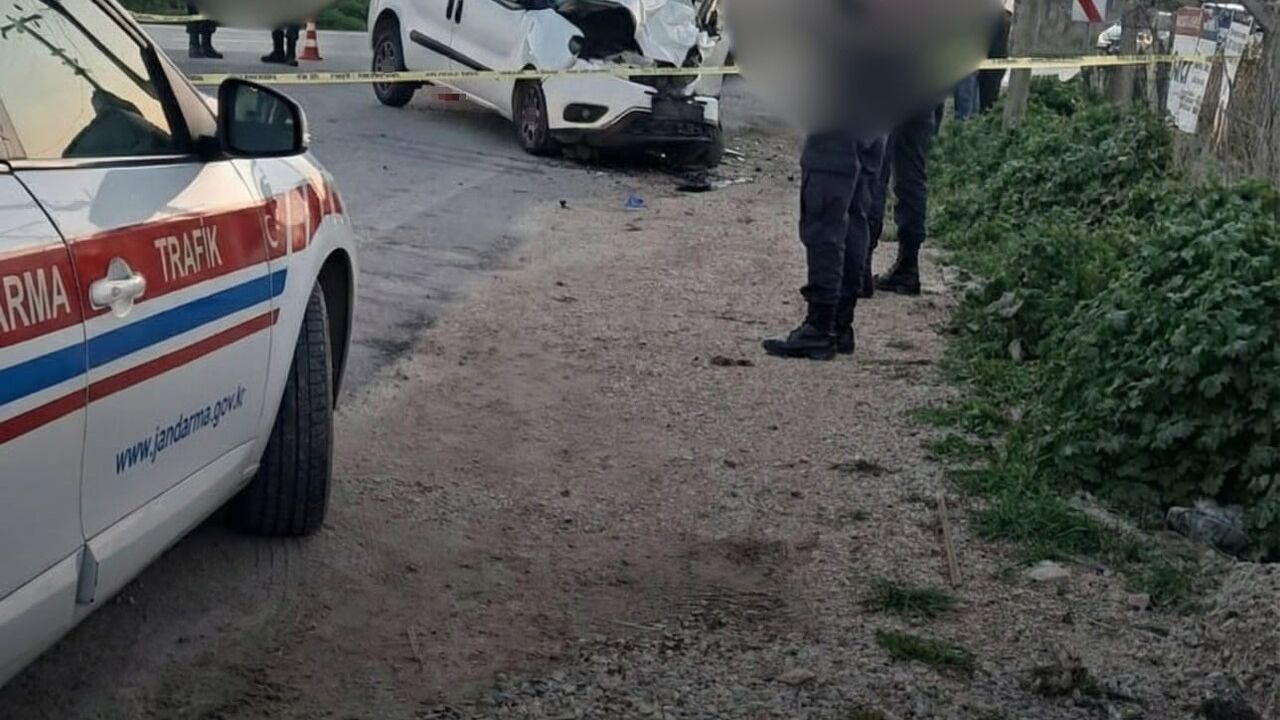 İzmir Menemen'de belediye otobüsü ile ticari aracın çarpışması: 1 ölü, 2 yaralı