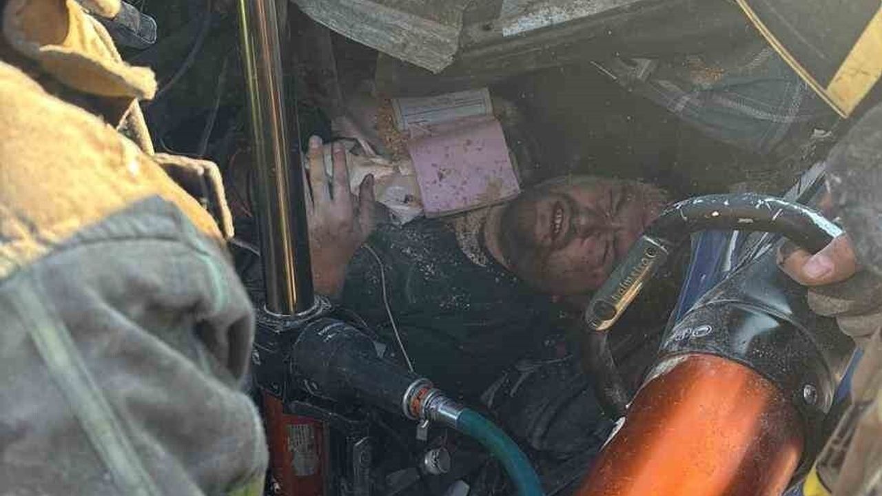 İzmir yönünde bariyere çarpan kamyonun kabininde sıkışan sürücü itfaiye tarafından kurtarıldı