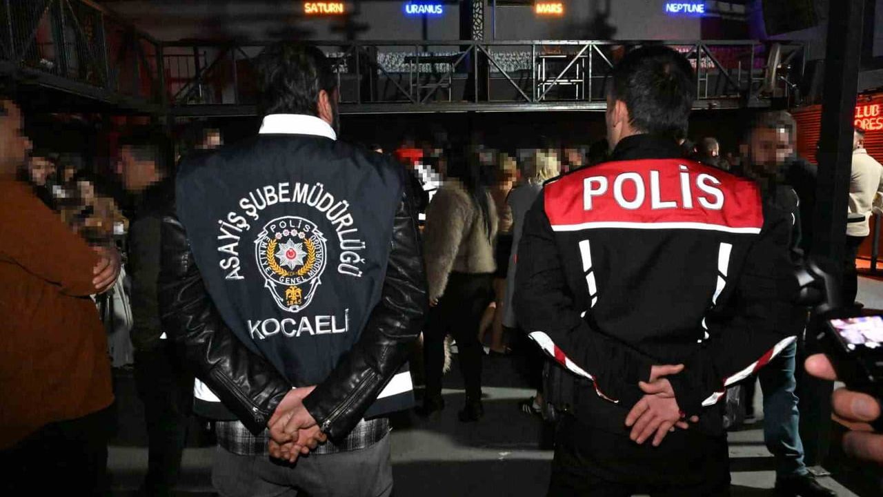 İzmit’te barlar sokağı denetlendi: 428 kişi sorgulandı, 1 işletmeye işlem