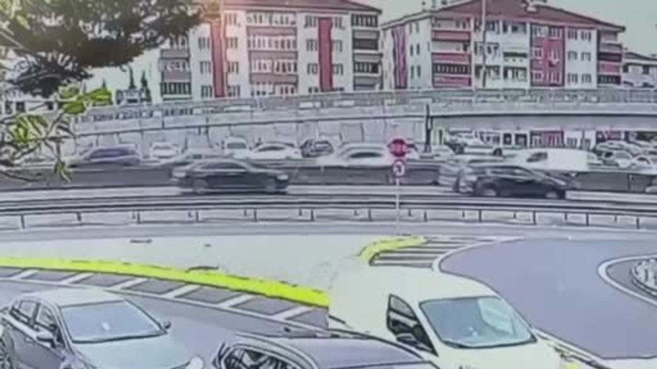 İzmit'te D-100'de beton bariyere çarpan otomobil devrildi: Sürücü ağır yaralandı