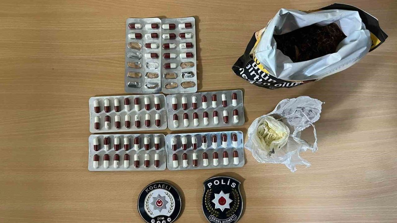 İzmit'te durdurulan 3 kişide 120,14 gram narkotik ve 71 sentetik ecza hap ele geçirildi