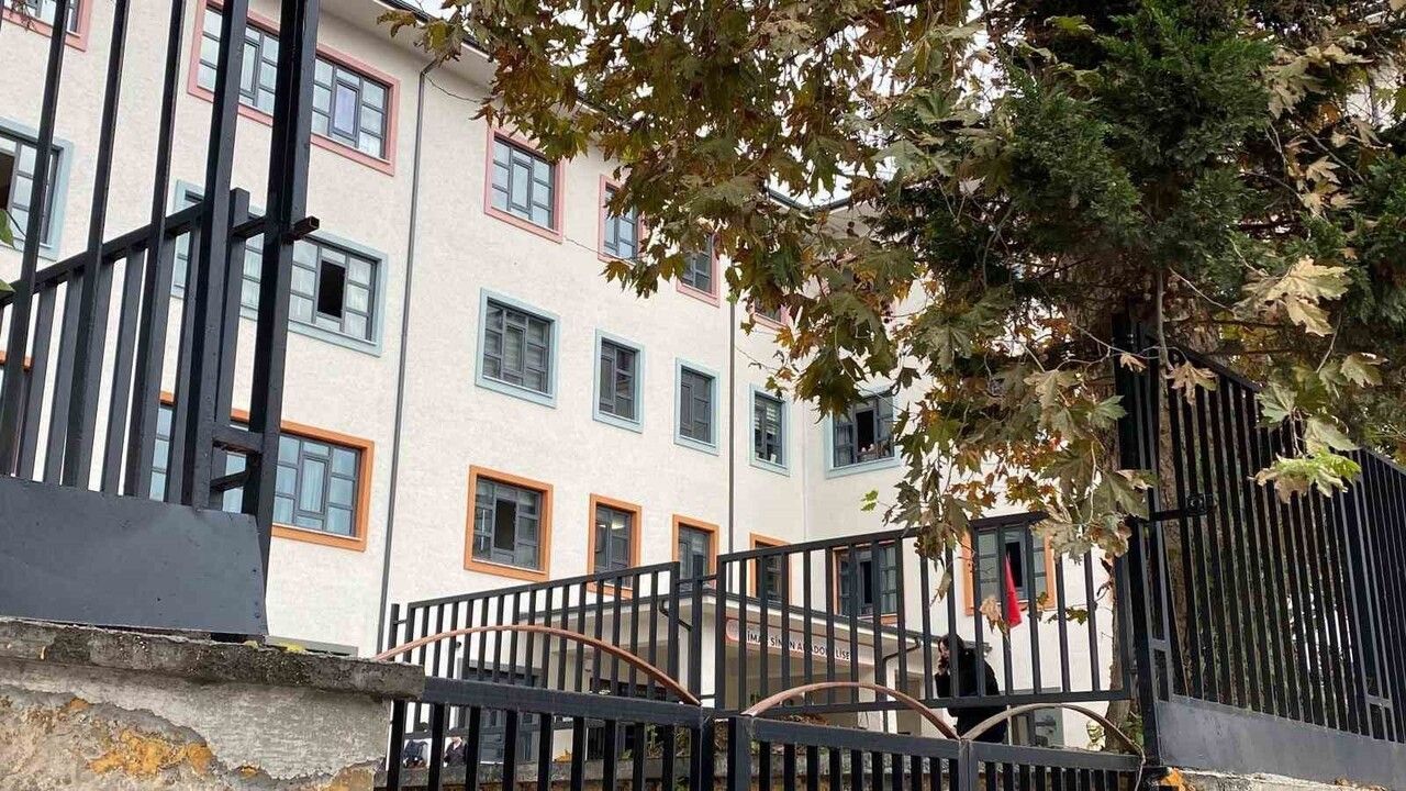 İzmit'te lisenin 3. katından düşen 15 yaşındaki öğrenci ağır yaralandı