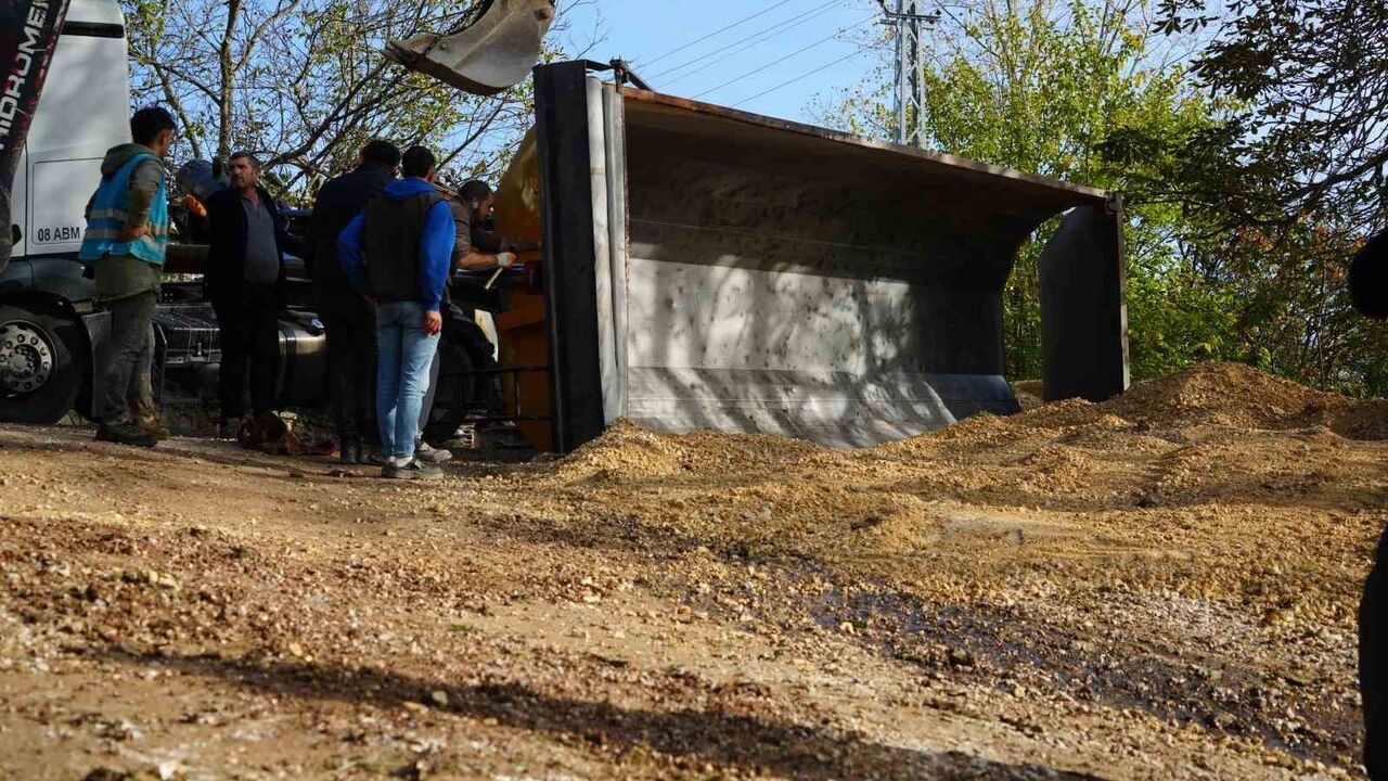 İzmit'te mıcır yüklü kamyonun dorsesi devrildi; sürücü bayıldı