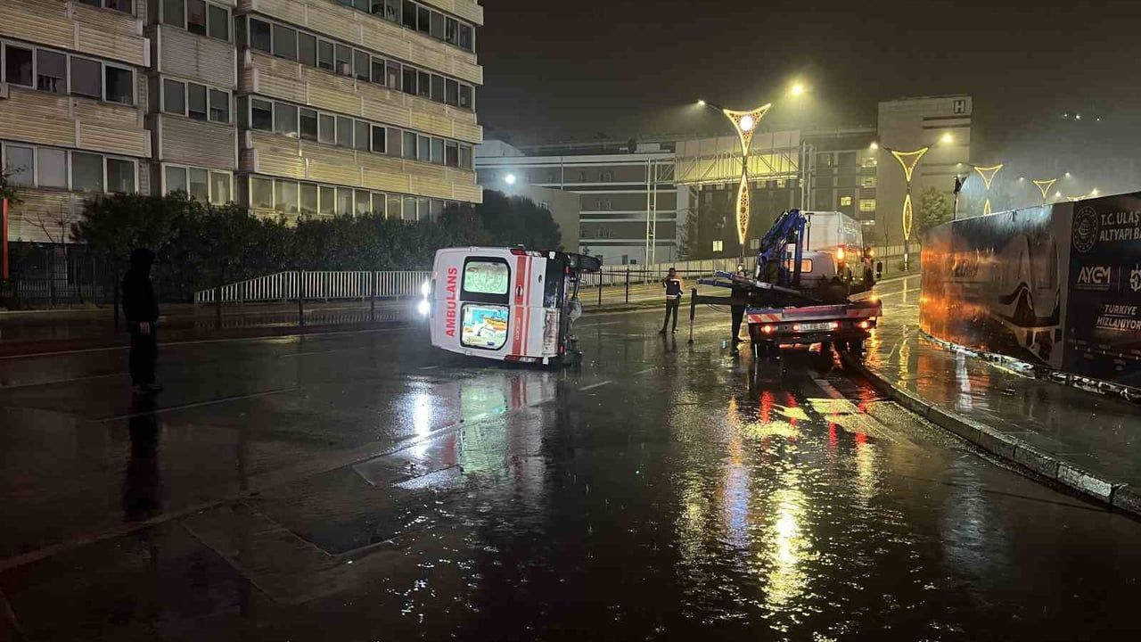 İzmit’te panelvan ile ambulans çarpıştı: 6 kişi yaralandı