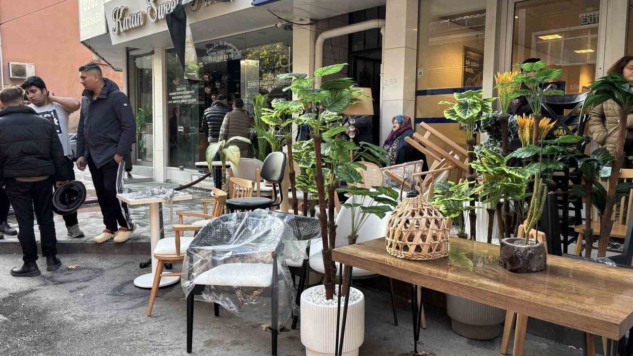 İzmit'te spot eşya deposunda yangın: Erenler Mahallesi'nde alevler söndürüldü