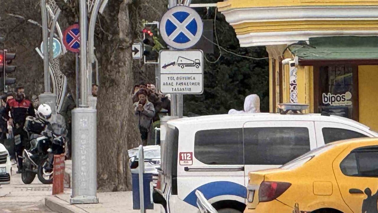 İzmit’te taksi durağında silahlı şahıs için polis müzakere yürütüyor