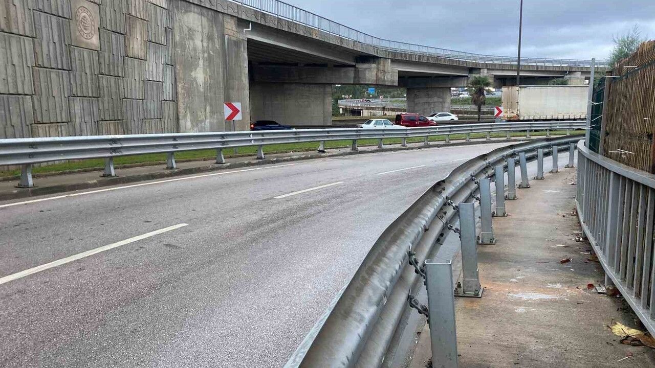 İzmit'te yağışta kayganlaşan yolda bariyere çarpan motosiklet sürücüsü yaşamını yitirdi