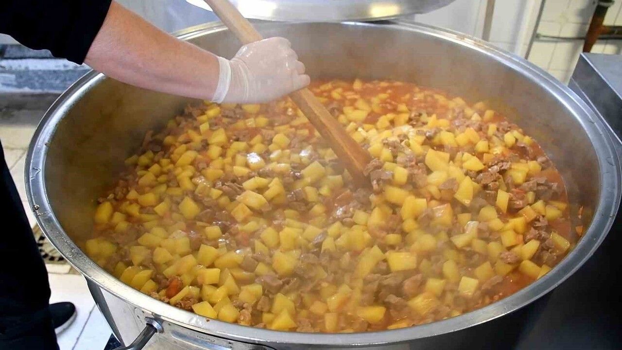 İznik Belediyesi 365 Gün Sıcak Yemek Desteğini Sürdürüyor