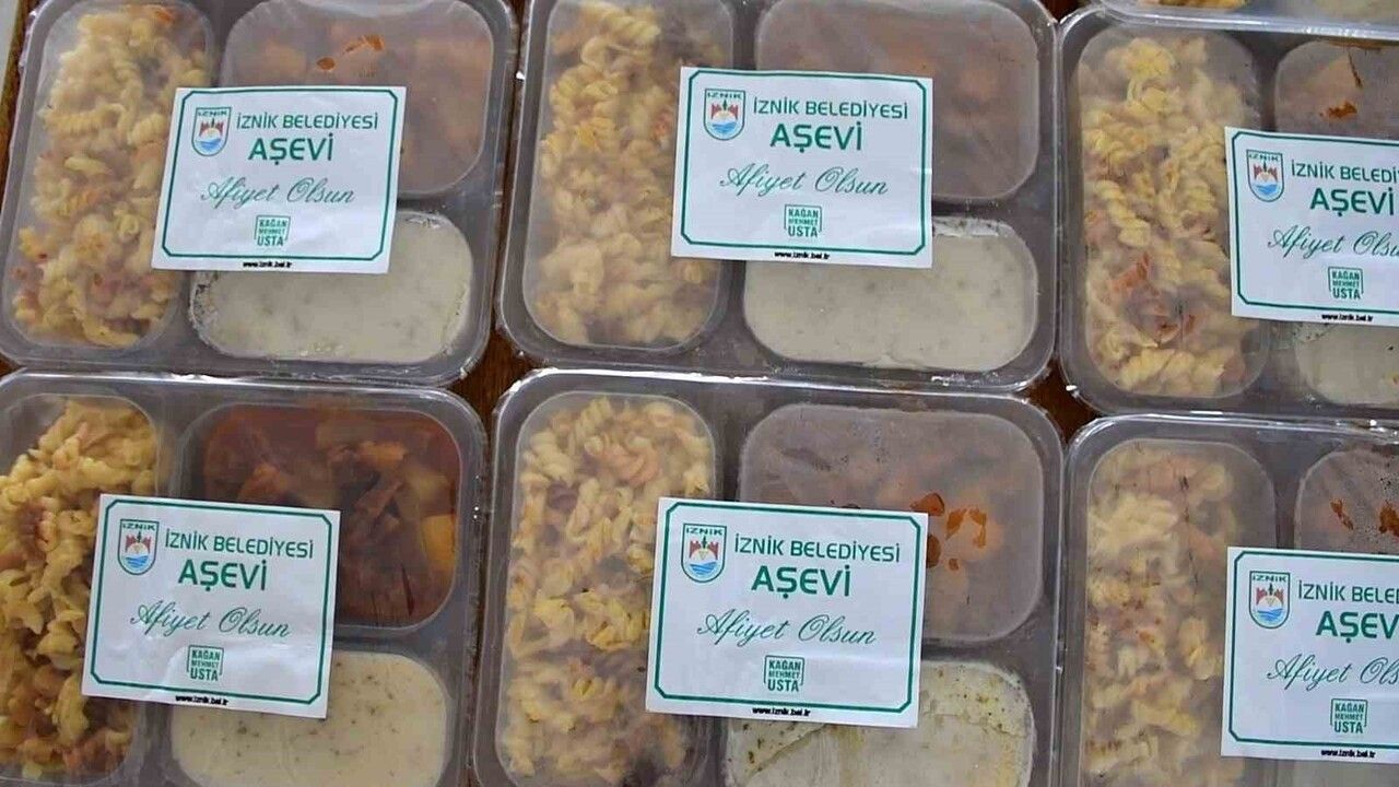 İznik Belediyesi yılın 365 günü sıcak yemek desteği sürdürüyor