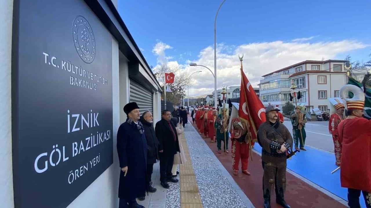 İznik’te Noel Baba Barış Konseyi Açılışı: Mehter Takımı İstiklal Marşı ve Eski Ordu Marşlarıyla Başladı