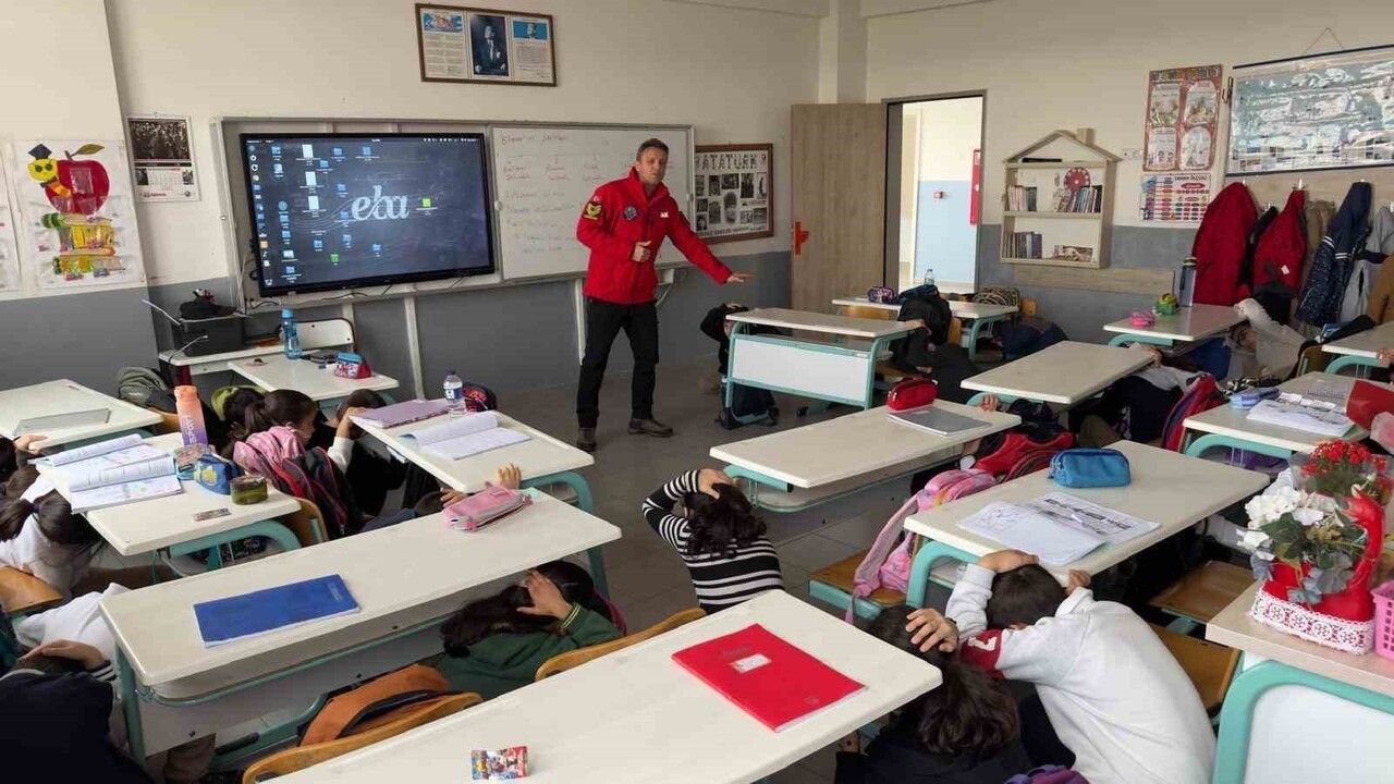 JAK timlerinden öğrencilere deprem farkındalık eğitimi