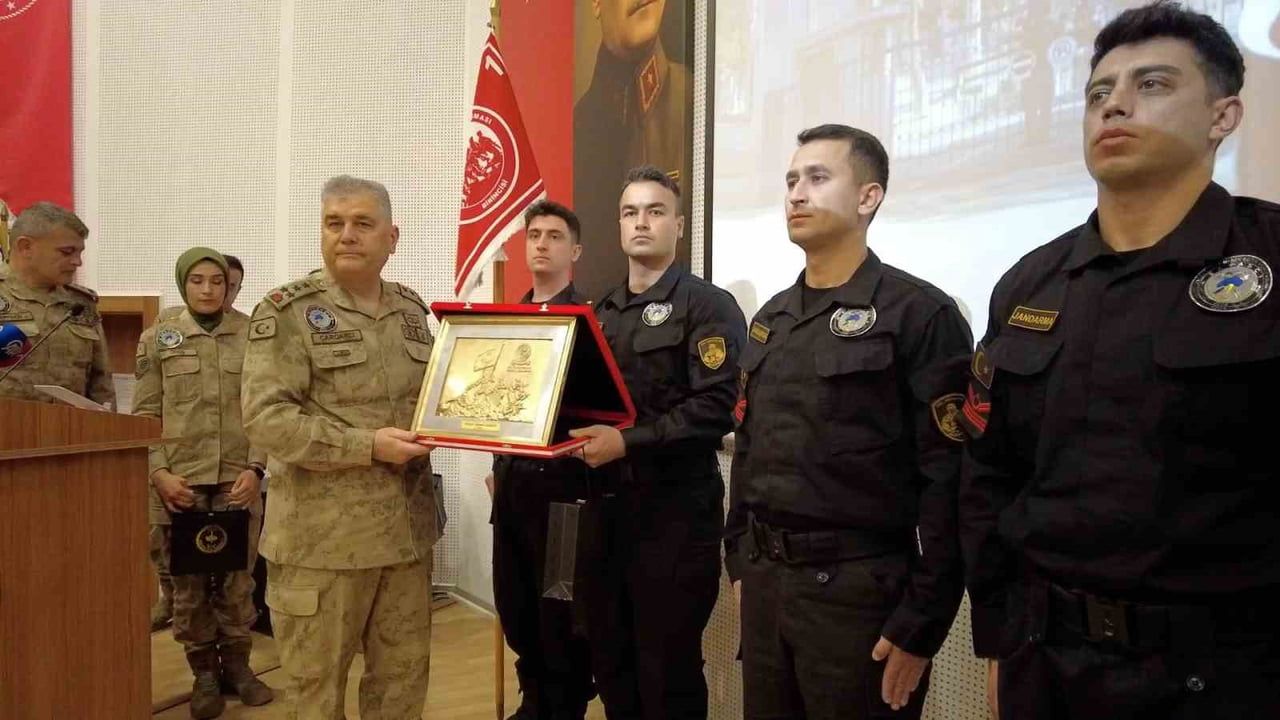 Jandarma'nın 'Savaşçı Yarışması' Foça'daki ödül töreniyle sona erdi
